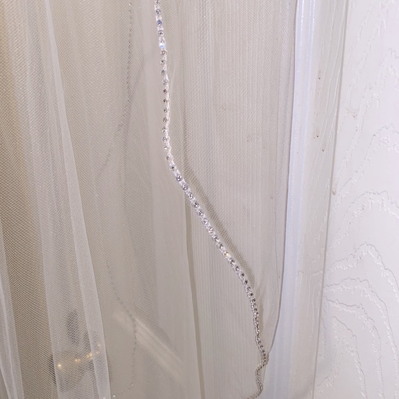 David’s Bridal One Tier Rhinestone Veil main image 4